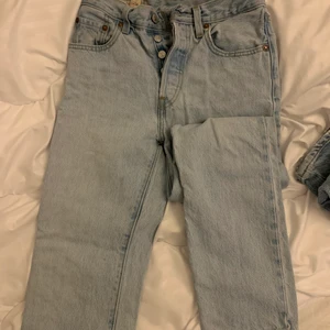 Levis jeans - Superskön o fina, jag vet inte vilken storlek det är men de passar en xs skulle jag säga. Det bruna där bak försvann efter någon tvätt därför är den så som den är, men annars helt perfekta💕 i priset ingår frakt🤩 tryck inte på ”köp nu” knappen tack. 