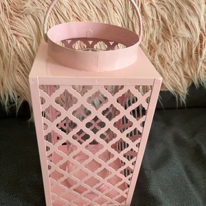 Rosa ljuslykta - Rosa, fin ljuslykta som passar bra både ute och inne. Begagnad, men i fint skick. Hämtas i Umeå! 