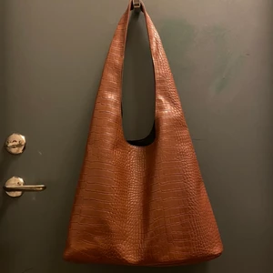 Brun väska  - Helt felfri och knappt använd brun väska. Väskan är i fake skinn och en perfekt storlek!