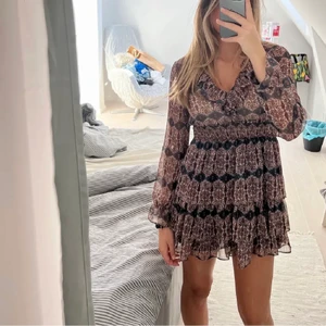 Zara klänning - Världens finaste klänning från zara som jag tyvärr måste sälja då den är för kort. I storlek s. Förkort på mig som är 175