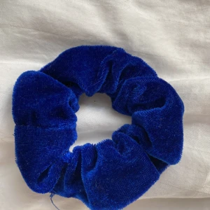 Marinblå snodd  - Jag säljer min marinblåa snodd som jag fick vid ett tillfälle. Den är i gott skick och har knappts används alls. 10 kr+frakt (inte dyr frakt) eller mötas upp i Lund/lomma. 