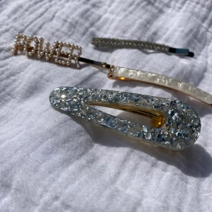 Hårspännen - Såljer fyra stycken hårspännen, aldrig använda. Tror de är från H&M. 10 kr styck🌸🌸