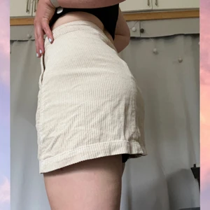 Manschesterkjol - Kjol i manschestertyg. Normal midja och två fickor framtill. Inköpt på Factorie i Australien, motsvarande Carlings i Sverige.  Strl: 38-40 OBS! Cirkapris för frakten, men kan mötas upp i Göteborg, Jönköping och Vetlanda.