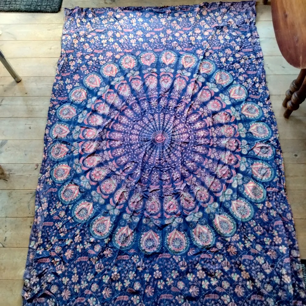 Säljer detta stora Mandala lakan eller filt eller deko som vi haft på väggen ska strykas innan frakt. Det är tvättat och helt och har olika färger beroende på sida. Säljes då vi inte har plats för det längre. Size är ca 195 cm x 130. Frakt ingår.. Övrigt.