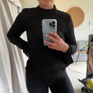 Skjorta - Finskjorta med öppen rygg. Använd endast ett fåtal gånger. Perfekt till hösten! OBS! Cirkapris för frakten, men kan mötas upp i Göteborg, Jönköping och Vetlanda.