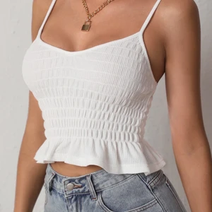 Linne/topp - Säljer ett helt nytt linne som jag bara har använt 1 gång eftersom att den var lite kort på mig så ska köpa en storlek större. Den kostar egentligen 100 men sänker priset till 50😊