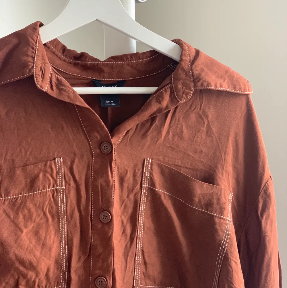 En brun skjorta från Lindex 🐻 storlek M, men är lite större i storleken🧸 sjukt skön!! Den har långa ärmar, villet är sjukt najs!   (Modellen är 156 cm lång och bär vanligt vid xs) . Skjortor.
