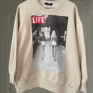 Tröja - Jättemjuk sweatshirt med tryck från bershka. Aldrig använd