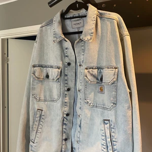 Carhartt jacka  - Säljer denna skitsnygga jeansjackan då den inte kommer till användning. Den är använd minst en gång och är i nyskick. Jackan är i storlek XL men jag skulle säga att det snarare är en L eller möjligtvis en M beroende på hur man vill att den sitter