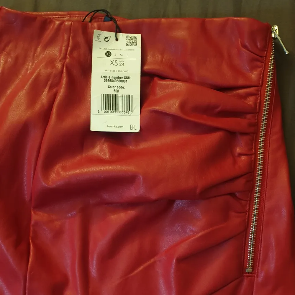 En ny oanvänd jätte snygg röd kort kjol i (skinnimitation) . Kjolar.