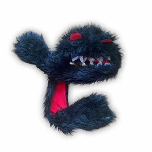 Fluffy emo - Väldigt unik & fluffig huvudbonad köpt på Kawaii för många år sedan. Den har tassar och tänder och kan användas som sjal som på bilden, varmt till hösten och vintern! 😽🖤
