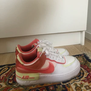 Nike Air Force 1 - Nike skor som jag fick i julklapp, dom är inte riktigt min stil så då har dom inte används mycket alls, högst fem gånger kanske. Köptes för 1500kr, skriv privat för mer info😃