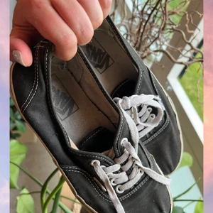 Vans - Härliga gamla vans. Slitet skick, men för den som älskar vans kanske det inte är någon större fara. OBS! Cirkapris på frakten, kostnad kan tillkomma. 