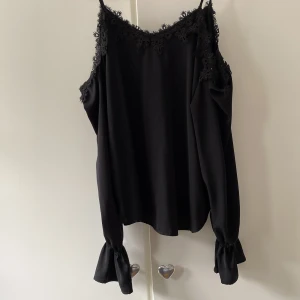 Blus - Jättesöt långärmad svart blus med bara axlar från Gina Tricot 🥰
