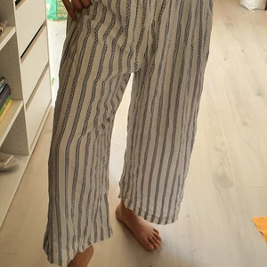 Vida byxor i indiskt bomull linne foder stl Onesize - Köpt utomlands. Supersköna ,fina men jag känner mig inte bekväm i korta byxor 🤔 är 172 cm Resår i midjan. Indiskt bomull med foder av linne. Omärkta men passar nog S till L Resår i midjan Längd 91 cm Midja max 100 cm