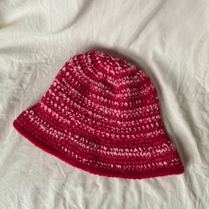 Virkad hatt - Såå fin virkad hatt. Virkad i tre olika rosa nyanser. 💘  Gratis frakt 