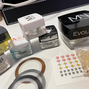 Nagelsaker - Ett paket med nagelsaker, se bilder. Säljs som ett paket för 250kr + frakt 66kr spårbart. 🛍☺️💗🥰
