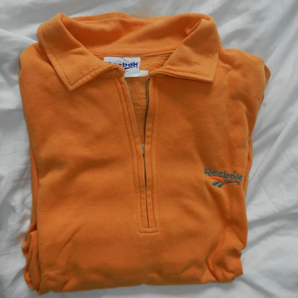 Sweatshirt från Reebok, köpt på humana för länge sedan. Den har tyvärr blivit lite nopprig :( Står ingen storlek men skulle gissa M/L! Skriv för frågor eller fler bilder. Tröjor & Koftor.