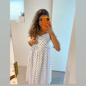 Klänning  - En super söt sommar klänning som passar perfekt nu!!!!! Klänningen är från zara och är nästan helt oanvänd❤️ skriv för mer info om klänningen 