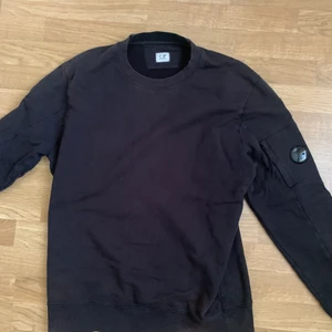 Cp company sweatshirt - Svart cp company tröja. Tröjan har en del solblekta partier annars är den i bra skick. Storlek Xl men lite i storleken. (Passar mig som är ca 180 cm)