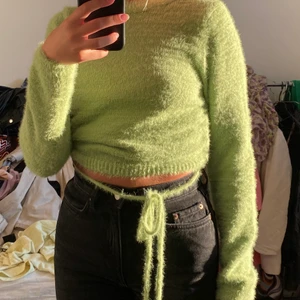 Stickad tröja från pull&bear strl S - Superfin grön färg och öppen rygg. Så fluffig och mysig, inte alls stickig! Har tyvärr inte kommit till användning så säljer därför 