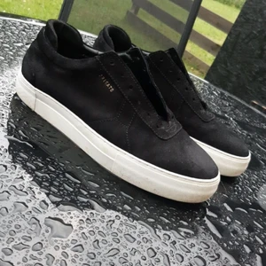 Arigatos 43 - Arigatos storlek 43 tyvär inte skosnörren till och som ni ser på andra bilden en liten skråma därför jag säljer de billigt