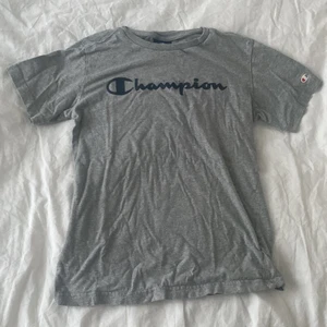 Grå champion T-shirt - Säljer denna sköna champion T-shirt då den är för liten för mig. Typ aldrig annvänd. Pris kan diskuteras och jag står för frakten. (köp inte via ”köp nu” funktionen)