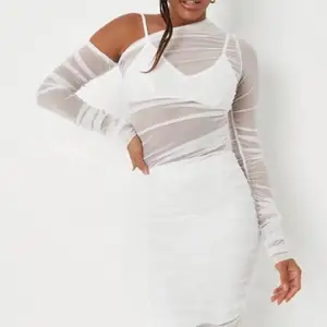 Säljer denna snygga vita festklänningen från missguided. Toppen undertill följer självklart med i köpet. Passar en S. Oanvänd, nyskick. Säljer för 270 kr. Köparen står för frakten! 