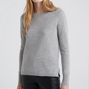 Grå Cashmere tröja - Jag säljer denna grå Kashmir tröja från J.crew (100% Kashmir), då den inte kommit till användning. Storlek S.