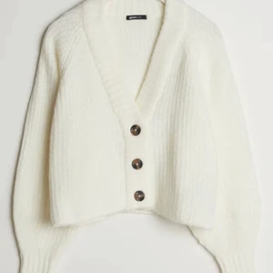 Stickad kofta - Säljer denna fina stickade kofta från Gina tricot eftersom den inte kommer till användning💗💗