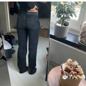 Zara jeans  - Säljer dessa svarta zara jeans använda 1-2 gånger! Strl 40 men fungerar utmärkt för någon i 38 också!💖 säljer pga har för många jeans☺️