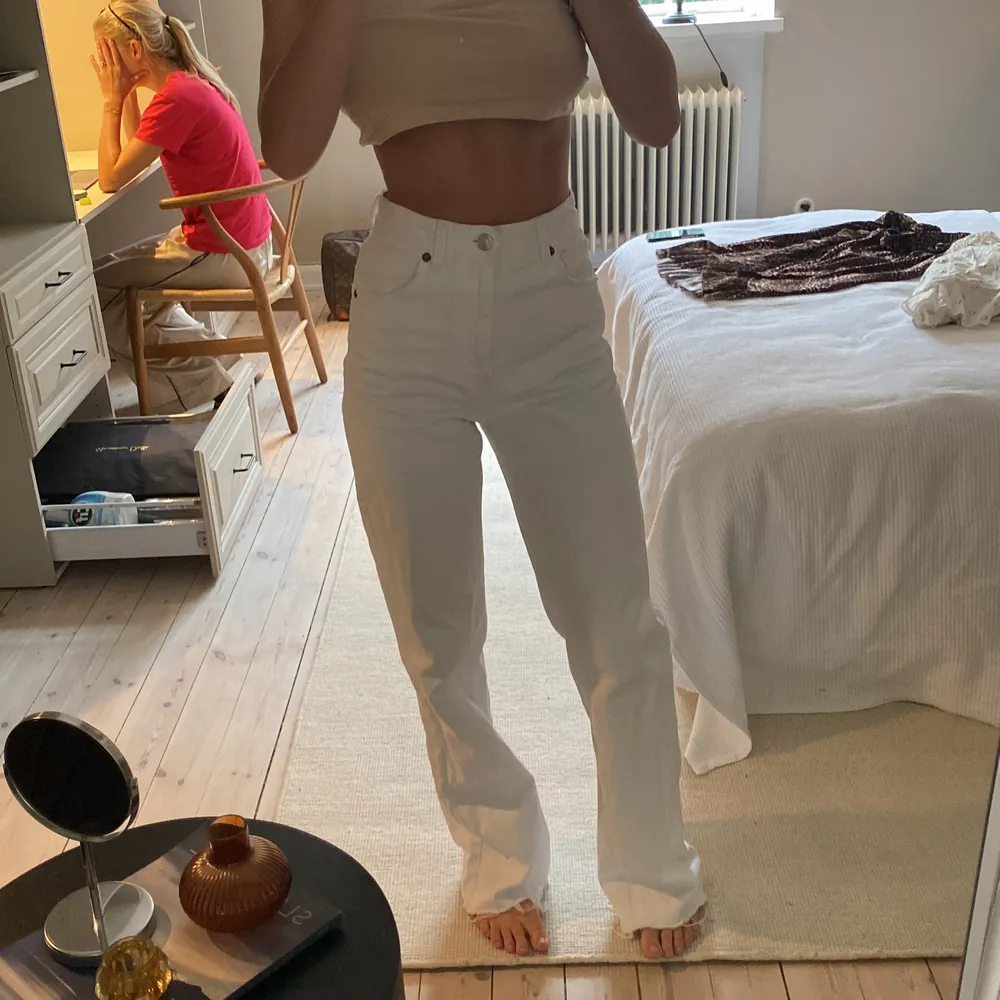 Superfina jeans från zara, högmidjade raka byxor i fint skick. Passar mig som är 172. Jeans & Byxor.