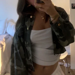 Höst jacka - SKIT SNYGG jacka jag köpt i london nägra år sen som aldrig kommer till användning!!!den är i super bra skick då jag knappt andvänt den😁👍passar skit bra till nästan allt pch är perfekt till hösten👍 köpt för 400 men säljer billigt!!! 