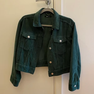 Grön Manchesterjacka  - Manchesterjacka i en skitsnygg grön färg, perfekt för sommarkvällar. Kort i modellen och bra i storlek. Använd väldigt fåtal gånger, så iprincip i nyskick. Köparen står för frakt🥰