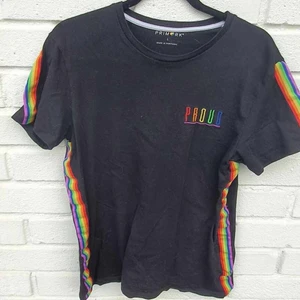 T-shirt pride - Svart t-shirt med pridetryck från primark. Storlek L men aningen liten i storlek. Använd men i gott skick