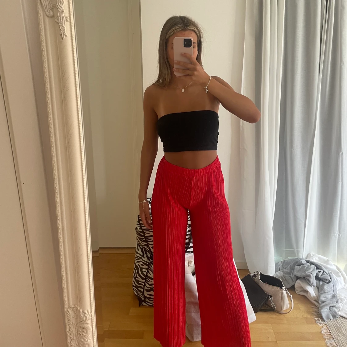 Röda ”kostymbyxor” med ribbat tyg