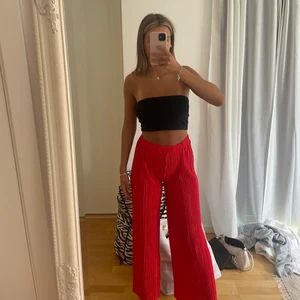 Röda ”kostymbyxor” med ribbat tyg - Röda jättesnygga finbyxor från Lindex. Köpt för längesedan men inte använt så ofta. Storlek 170 150kr+frakt 