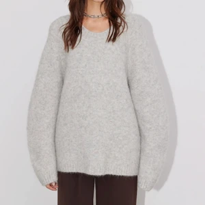 Oversized Stickad tröja  - Säljer min nya stickade tröja från Leger. Så så snygg och perfekt till en kjol eller klänning under! Nypris 700kr (osäker om jag vill sälja, så buda) köparen står för frakt. KLICKA INTE PÅ KÖP DIREKT 😊