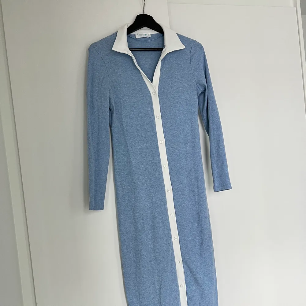 Stickad klänning från Primark i super fin ljusblå färg med knappar. Strl 40 men passar även en 36/38 då den är lite mindre i storleken. Inte använd med lapparna är borta. . Klänningar.
