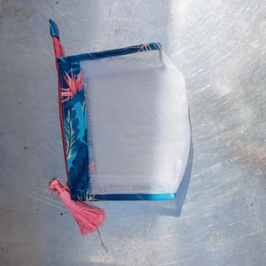 Genomskinlig necessär - Oanvänd necessär. Kan både skicka spårbart och icke spårbart.