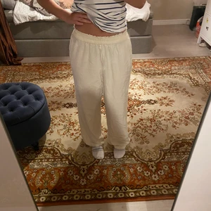 Linnebyxor  - Säljer ett jättefint par linnebyxor som är helt slut sålda🤍 byxorna är från bikbok och är i storlek XS-S🌾  original priset var 399kr. Säljer pga att dom inte kommer till användning🤍