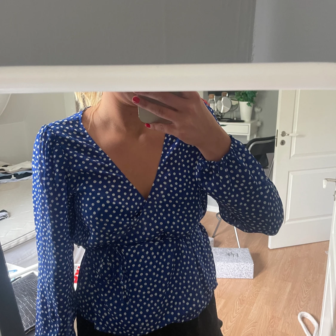 Blå och vit prickig blus  - 90