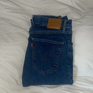 Levis jeans stl 28 - Sparsamt använda, bra skick.