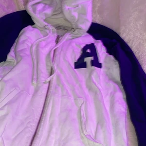 Kofta - Kommer inte ihåg vilken affär denna koftan kom ifrån. Men denna koftan har jag använt ganska ofta men har inga defekter.