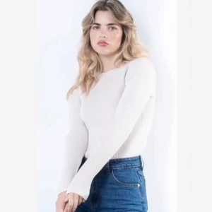 Stickad långärmad - Väldigt mjuk långärmad stickad tröja! Finns i: Small: 3st Medium: 3st Large: 3st