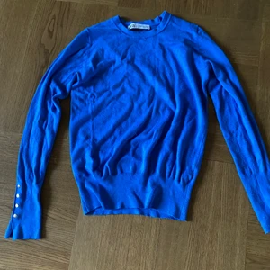 Snygg zara tröja  - En jätte snygg zara tröja i storleken S. Säljer pågrund av att inte den kommer till användning. Jag kommer nog sälja den för 190kr för den är i ok skick, fast den är ganska så andnöd så det är därför priset är som det är.😘