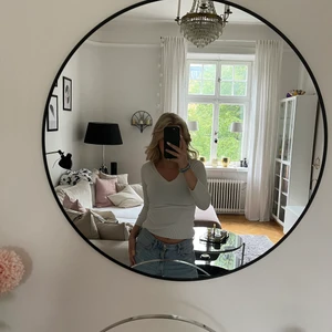 Tröja - Säljer denna tröja från hm då den är för liten för mig. Sitter väldigt fint på! Frakt tillkommer