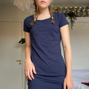 En mörkblå tight t-shirt klänning från bonprix bpc collection. Tvättas i 40°C. ✨