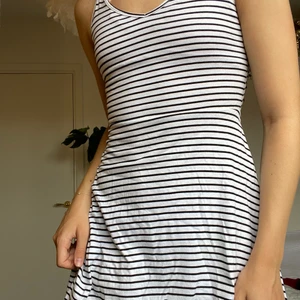 Randig klänning H&M - En vit-och svartrandig klänning från H&M divided med adjustable straps. 100% bomull. Tvättas i 40°C. ✨