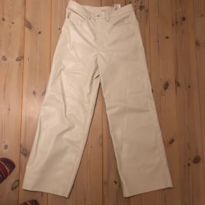Beiga skinnbyxor från H&M - Helt nya och oanvända byxor från H&M. Som på bilden fast beiga. Hittade tyvärr inte byxorna på h&m sidan i rätt färg men alla bilder är samma byxor bara att den första är den riktiga färgen. nypris 2500. möts helst upp. 